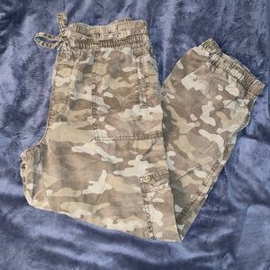 American Eagle Size M Camouflage Cargo Jogger Pants